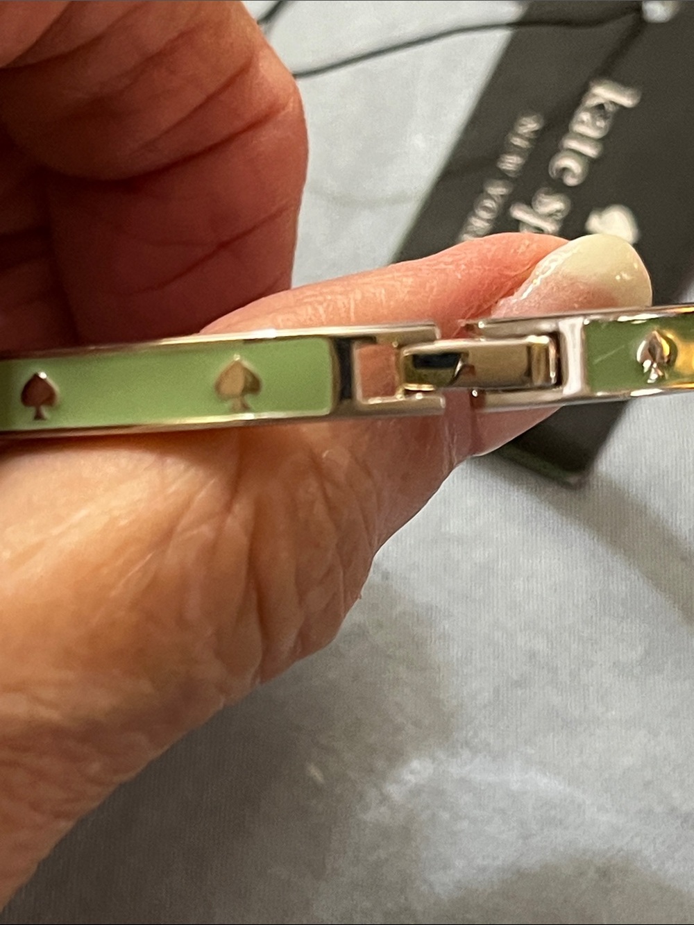 NWT🌞kate spade Green Enamel Silvertone Bangle w/Silver Spades & Locking Clasp - Picture 4 of 8